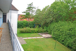Ausblick in den schönen großen Garten