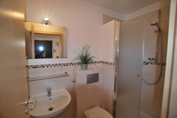 Badezimmer mit großer Dusche